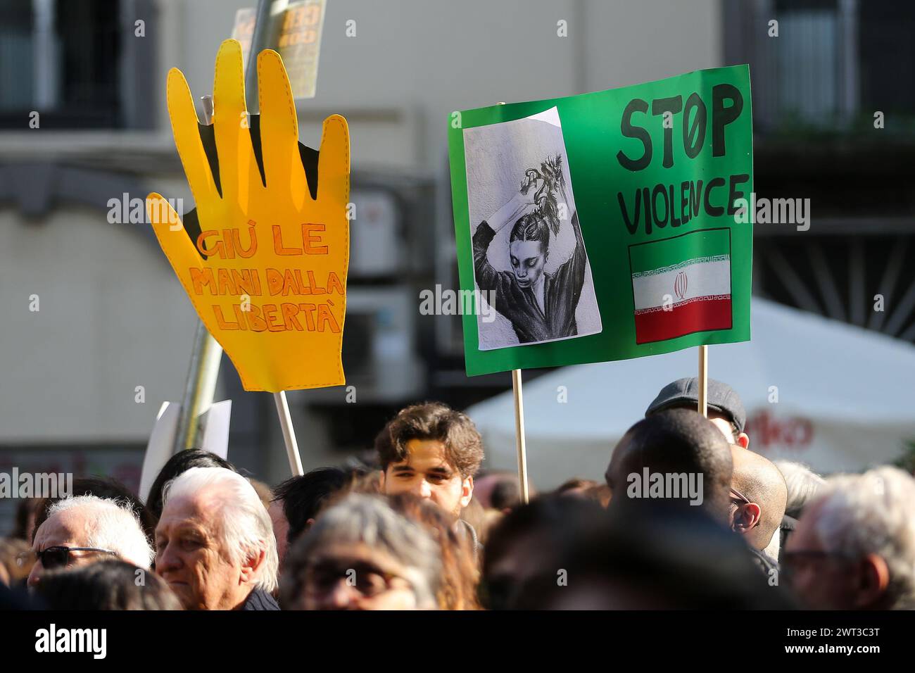 Les gens avec des pancartes, pendant le rassemblement de protestation et de solidarité avec le peuple iranien "Women Life Freedom", contre l'oppression et la discrimination en I. Banque D'Images