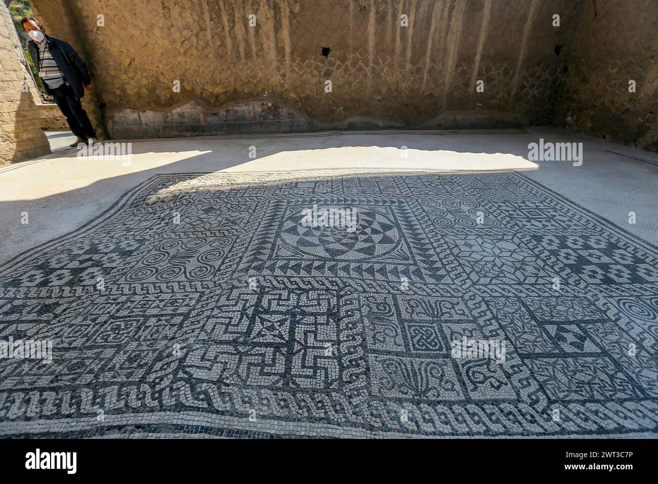 Une grande mosaïque sur le sol de la Maison du Gem, dans les fouilles archéologiques d'Herculanum, juste ouvert après la restauration. Banque D'Images