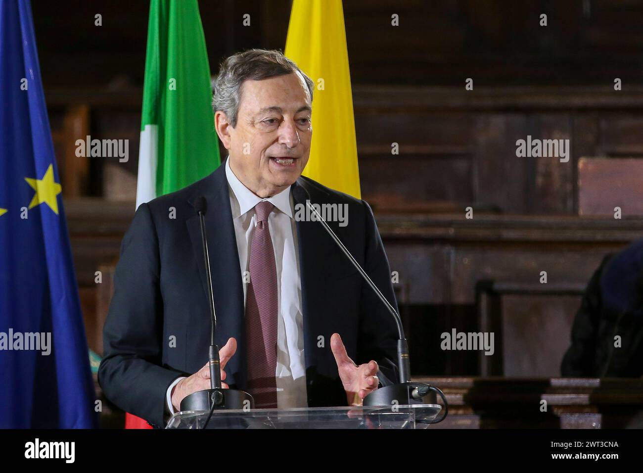 Le Premier ministre, Mario Draghi, lors de la cérémonie de signature du Pacte pour Naples, avec le maire de Naples, Gaetano Manfredi. Banque D'Images