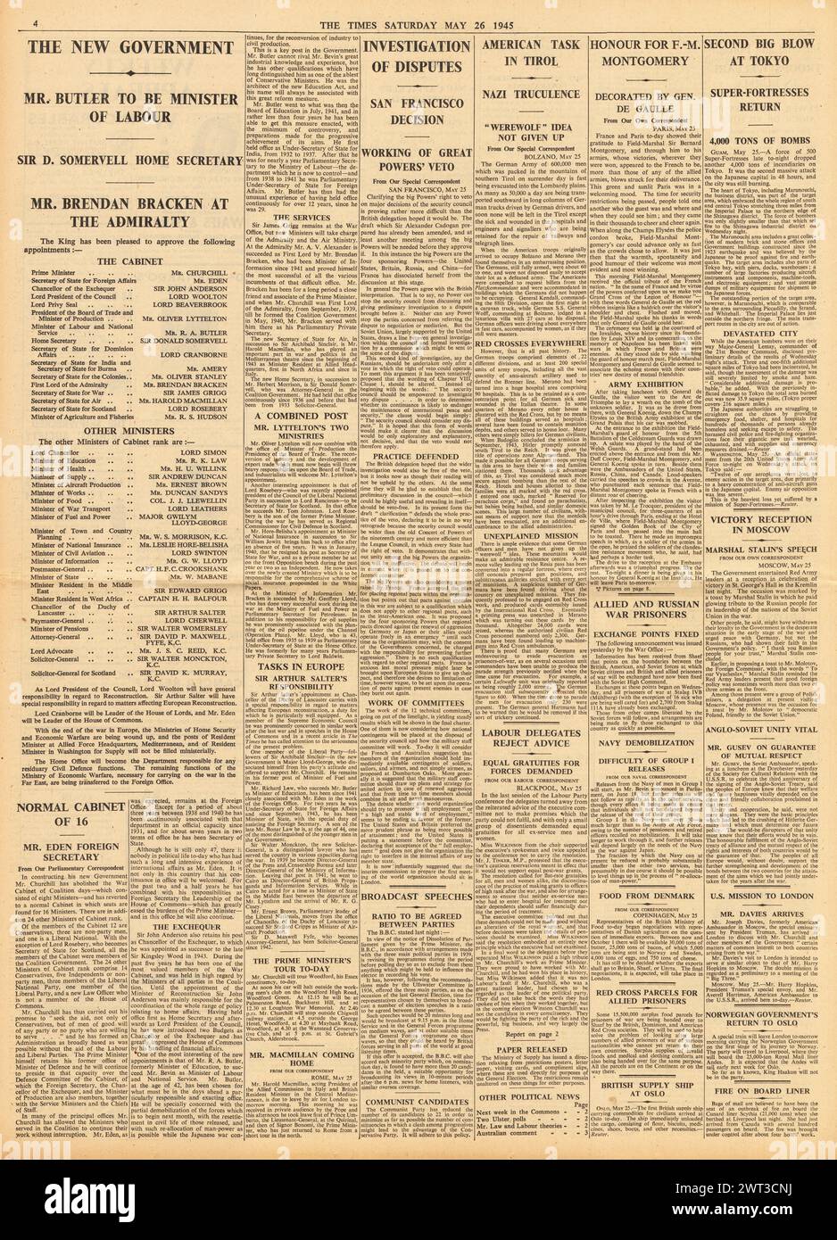 1945 le Times rapporte Churchill et le nouveau Cabinet, l'US Air Force bombarde Tokyo et Montgomery honorés par de Gaulle Banque D'Images