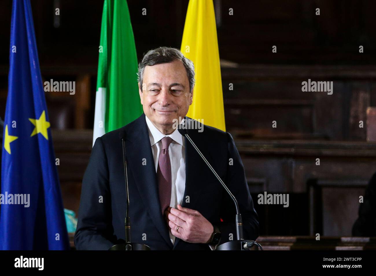 Le Premier ministre, Mario Draghi, lors de la cérémonie de signature du Pacte pour Naples, avec le maire de Naples, Gaetano Manfredi. Banque D'Images