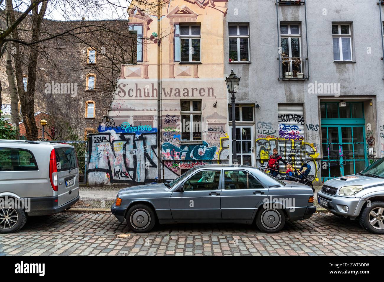 Sur Admiralstraße à Berlin Kreuzberg, de nombreux bâtiments anciens ont été démolis dans les années 1970 et remplacés par de nouveaux bâtiments moins durables. Les vieux bâtiments doivent leur salut à la scène des squatters, Berlin, Allemagne Banque D'Images