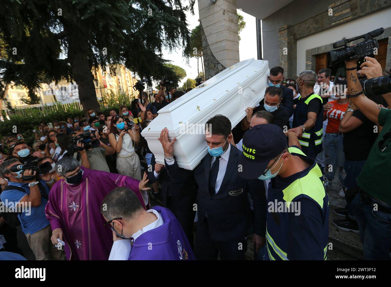Le cercueil avec Maria Paola Gaglione, la jeune fille tuée par son frère qui ne supportait pas