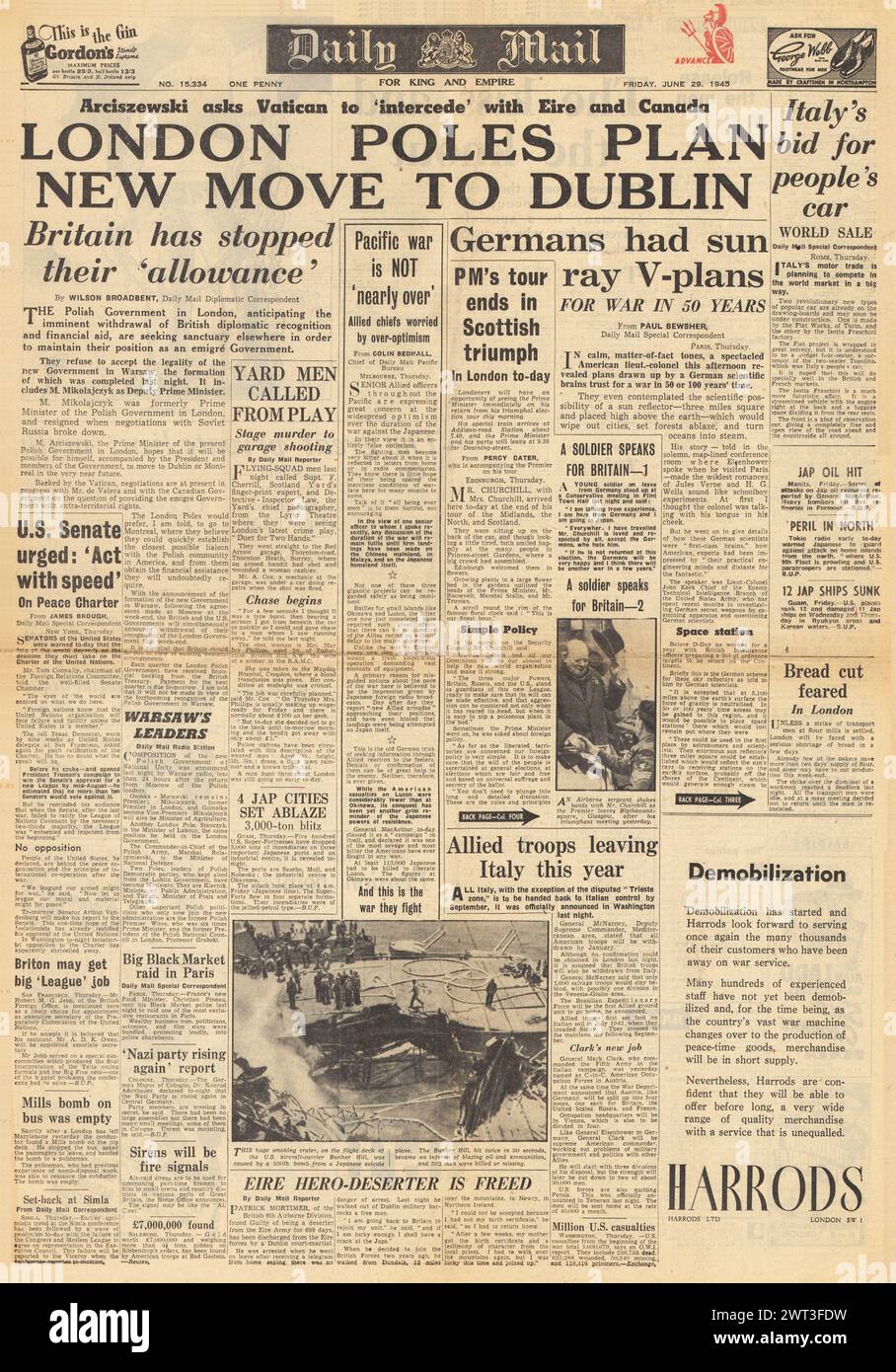 1945 Daily mail page d'accueil faisant état du plan de déplacement des Polonais de Londres vers l'Irlande et des plans d'armes à rayons allemands Banque D'Images