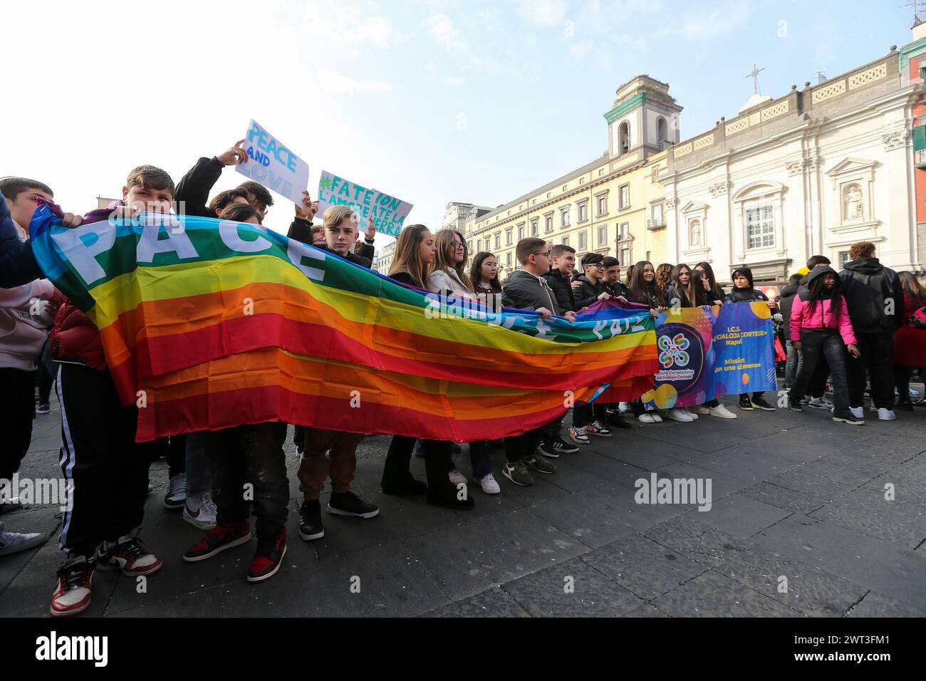 Des gens avec un drapeau de la paix, lors de la manifestation pour la paix en Ukraine, un an après l'invasion par la Russie. Banque D'Images