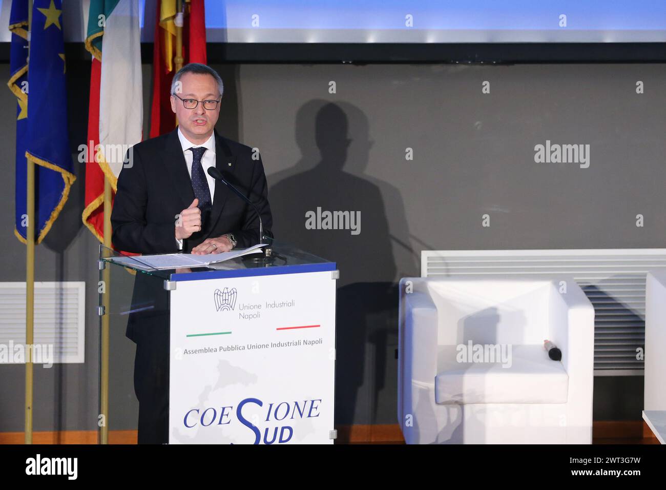 Le président de la Confindustria, Carlo Bonomi, lors de l'assemblée des industriels à Naples, intitulée "cohésion de Sud". Banque D'Images