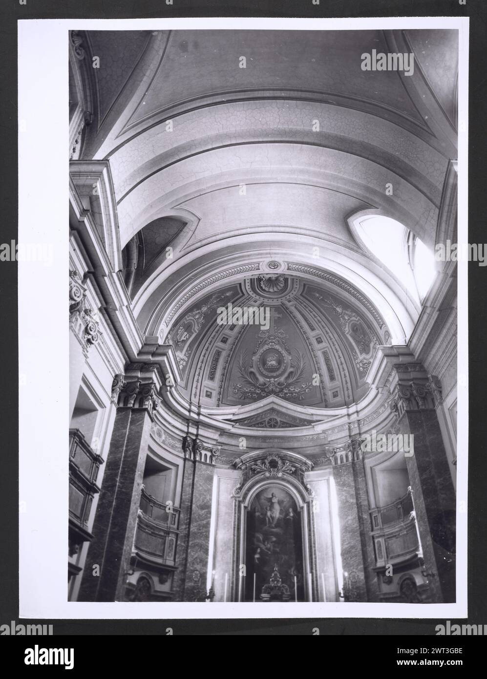 Ombrie Terni Calvi dell'Ombria S. Antonio1. Hutzel, Max 1960-1990 vues extérieures et intérieures de l'église ; peintures et sculptures intérieures de la haute Renaissance et baroque ; un rare groupe sculptural sculpté en bois de 30 figures datant du milieu du XVIe siècle. Notes de l'objet : Hutzel a tourné cette campagne en 1984. Photographe et érudit d'origine allemande Max Hutzel (1911-1988) photographié en Italie du début des années 1960 jusqu'à sa mort. Le résultat de ce projet, désigné par Hutzel comme Foto Arte Minore, est une documentation approfondie du développement historique de l'art en Italie jusqu'au XVIIIe siècle, y compris obje Banque D'Images