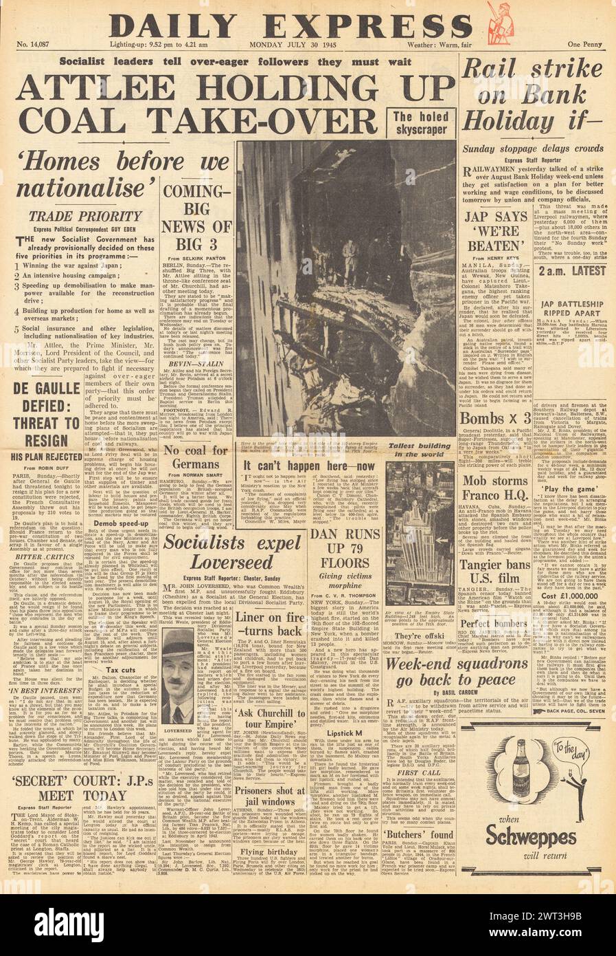 1945 Daily Express page de couverture signalant que Bomber frappe Empire State Building et la politique du gouvernement travailliste sur la nationalisation du charbon Banque D'Images