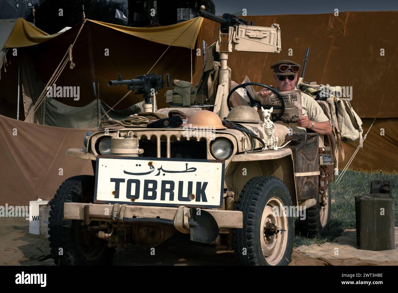La seconde Guerre mondiale reenacteurs Desert rats Army jeep avec soldat assis au volant Banque D'Images