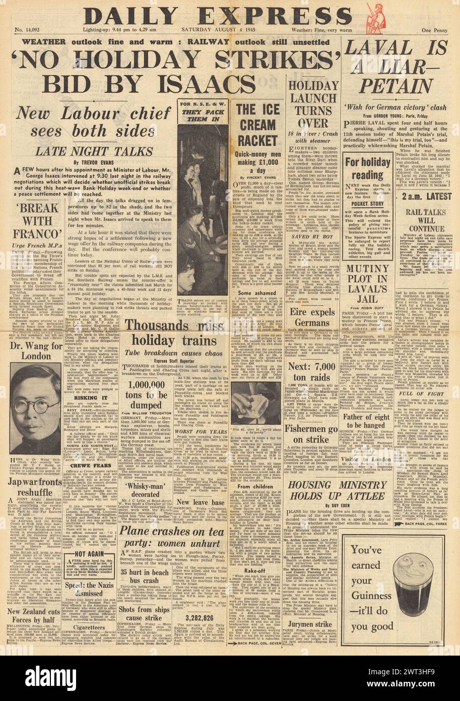 1945 Daily Express première page faisant état des négociations sur la grève ferroviaire et Laval parle au procès du maréchal Petain Banque D'Images