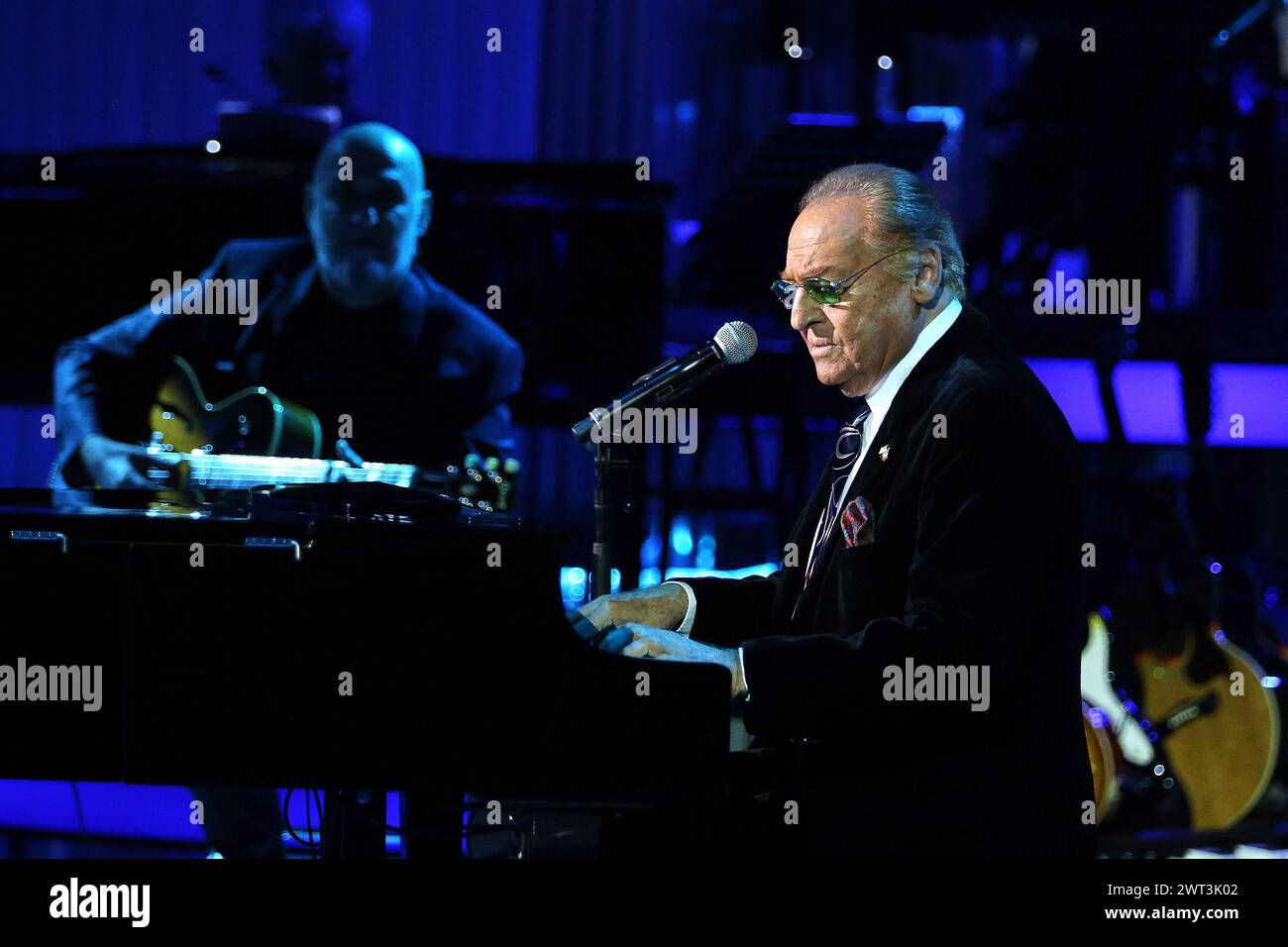 La chanteuse et présentatrice Renzo Arbore pendant l'émission de télévision una Storia Da Cantare, dans l'auditorium Rai de Naples. Banque D'Images