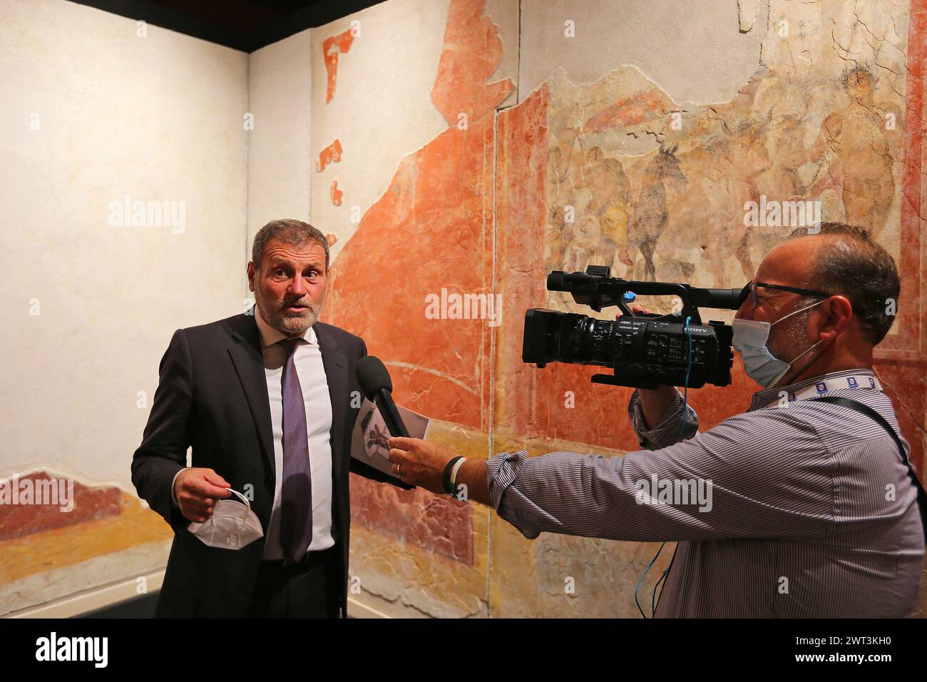 Le surintendant des fouilles de Pompéi, Massimo Osanna, parle à un journaliste de télévision, à l'intérieur du musée archéologique Libero D'Orsi, qui a ju Banque D'Images
