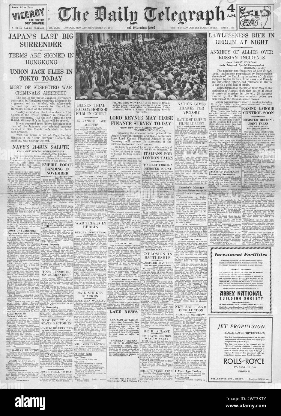 1945 la page d'accueil du Daily Telegraph rapporte la reddition japonaise à Hong Kong, l'anarchie à Berlin, le service de Thanksgiving à la bataille d'Angleterre et les procès de Belsen pour commencer Banque D'Images
