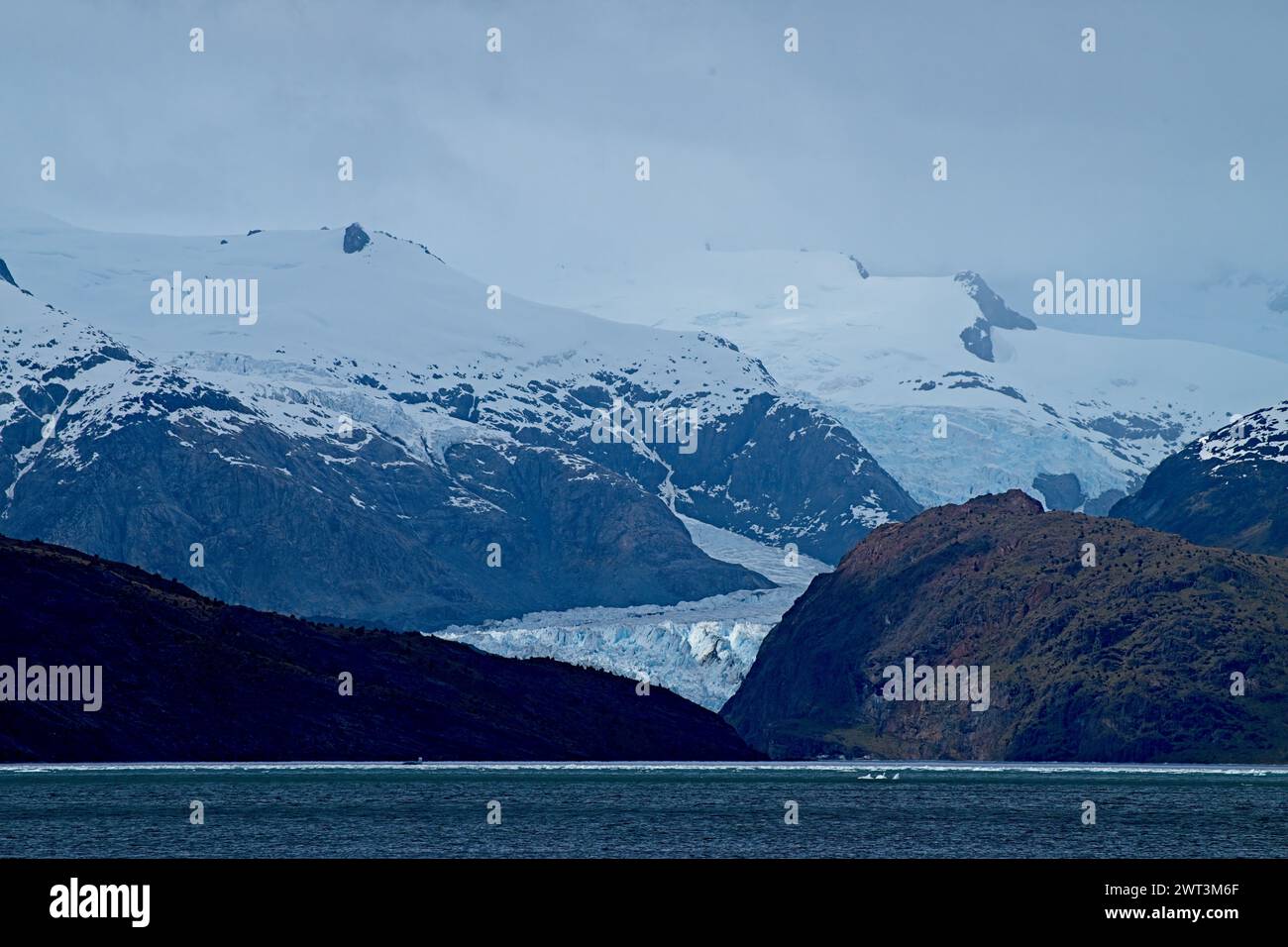 Montagnes et glaciers qui alimentent la baie d'Ainswoth, Chili. Banque D'Images
