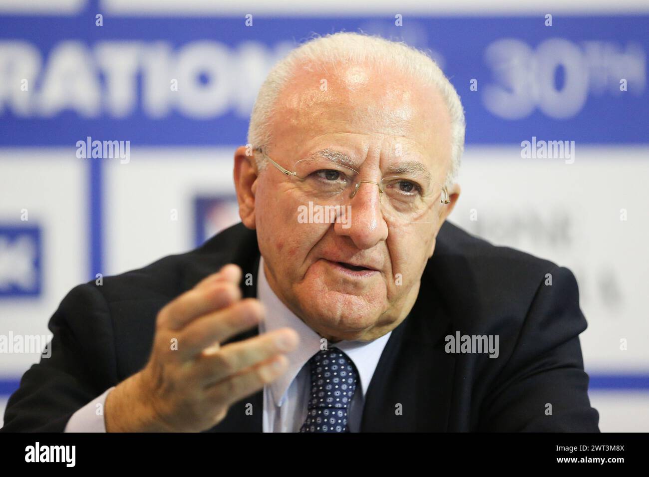 Le Président de la région Campanie, Vincenzo de Luca, lors de la conférence de presse d'ouverture de l'Univesiadi 2019 à Naples. Banque D'Images