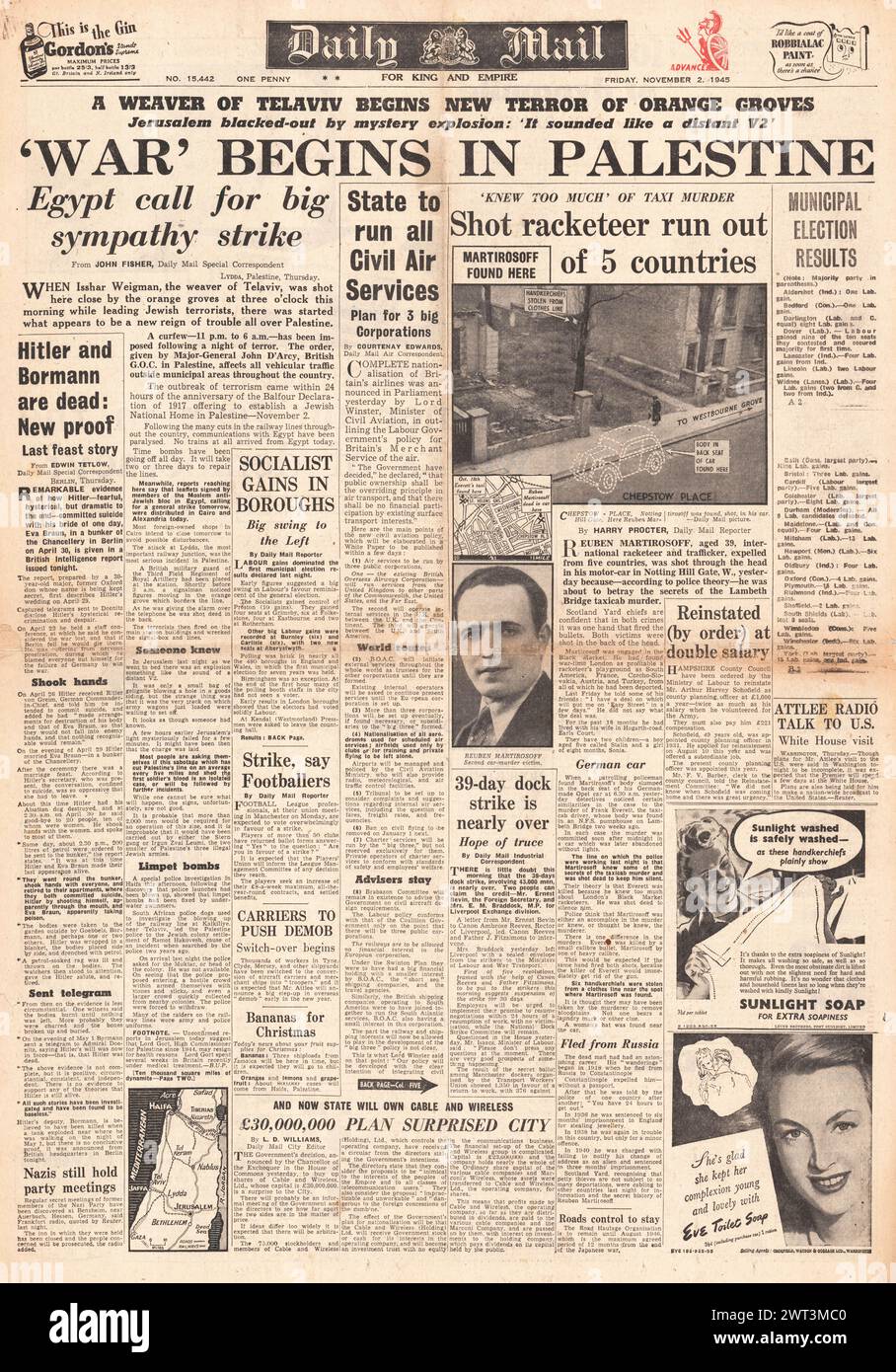 1945 Daily mail en première page signalant le début de la guerre en Palestine et la confirmation de la mort d'Adolf Hitler et Martin Bormann Banque D'Images
