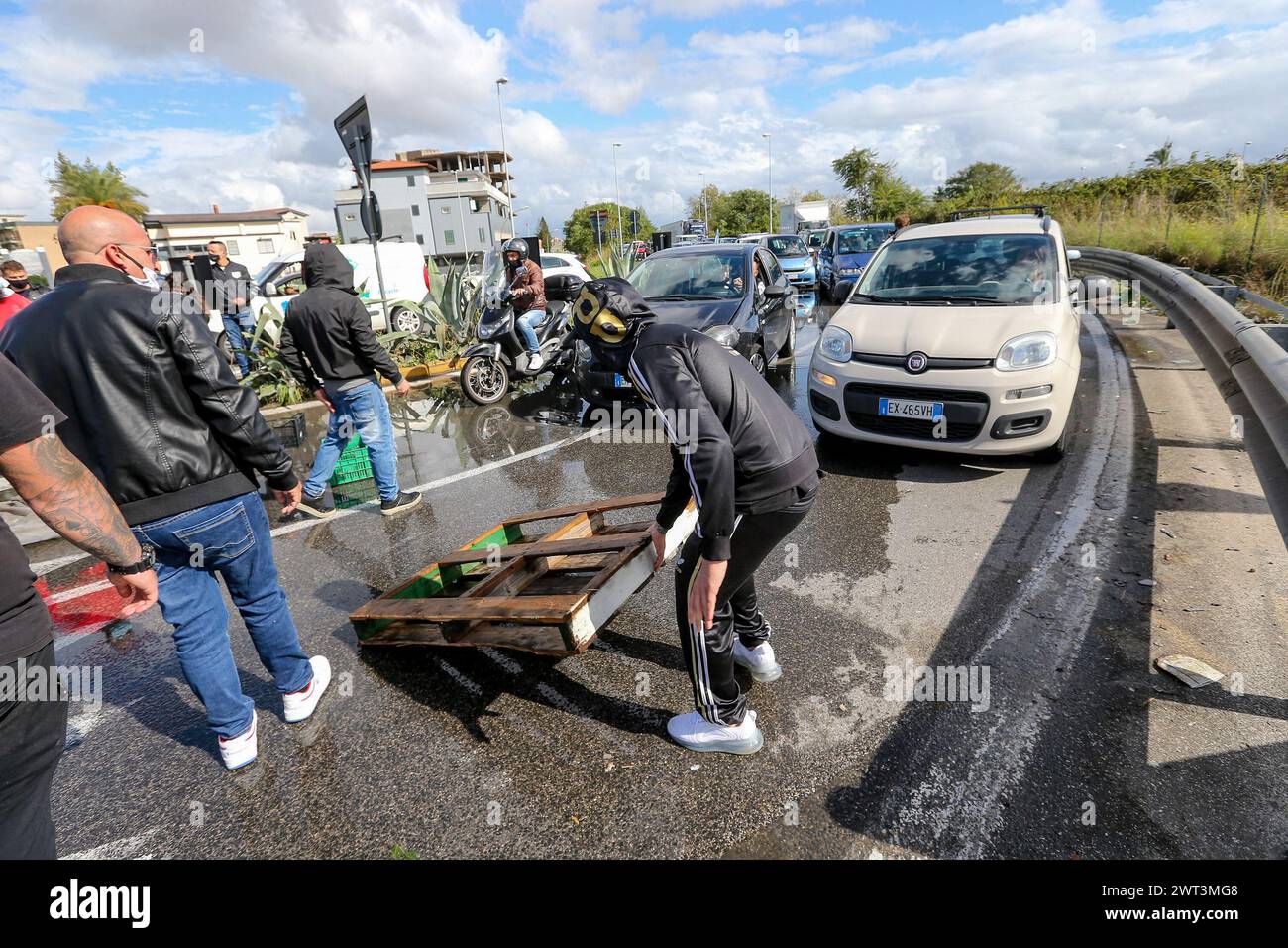 Un groupe de personnes bloque les voitures le long des routes d'accès de la ville d'Arzano, pour protester contre le confinement et la fermeture des magasins, prises par les autorités locales, a Banque D'Images