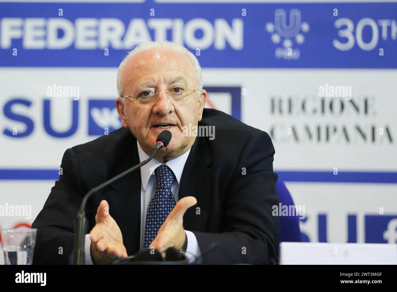 Le Président de la région Campanie, Vincenzo de Luca, lors de la conférence de presse d'ouverture de l'Univesiadi 2019 à Naples. Banque D'Images