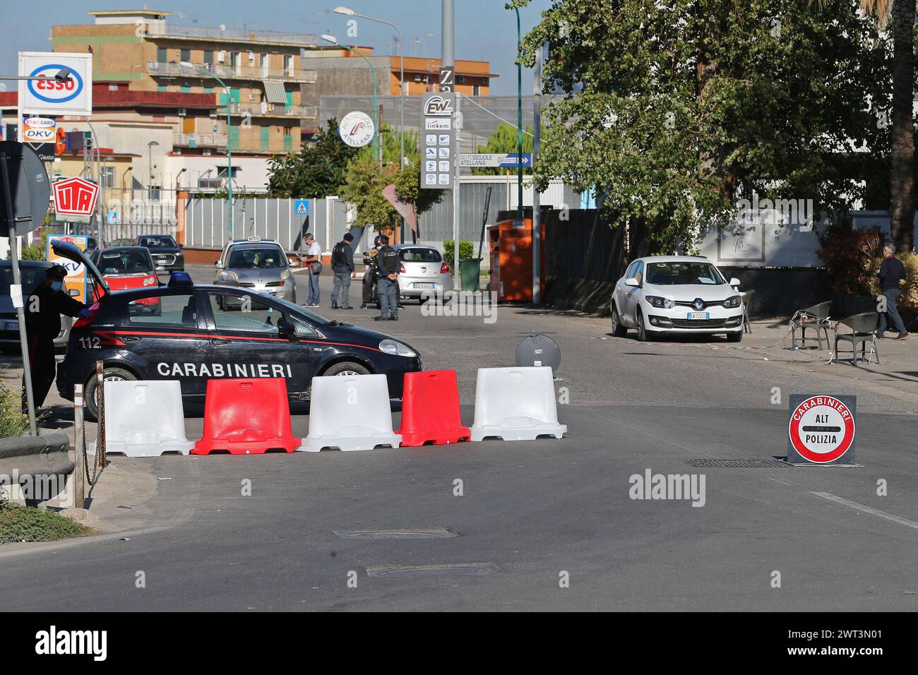 Un point de contrôle des carabiniers (alias police italienne) à une porte dans la ville d'Arzano, déclaré une zone rouge par la région de Campanie, en raison du nombre élevé Banque D'Images