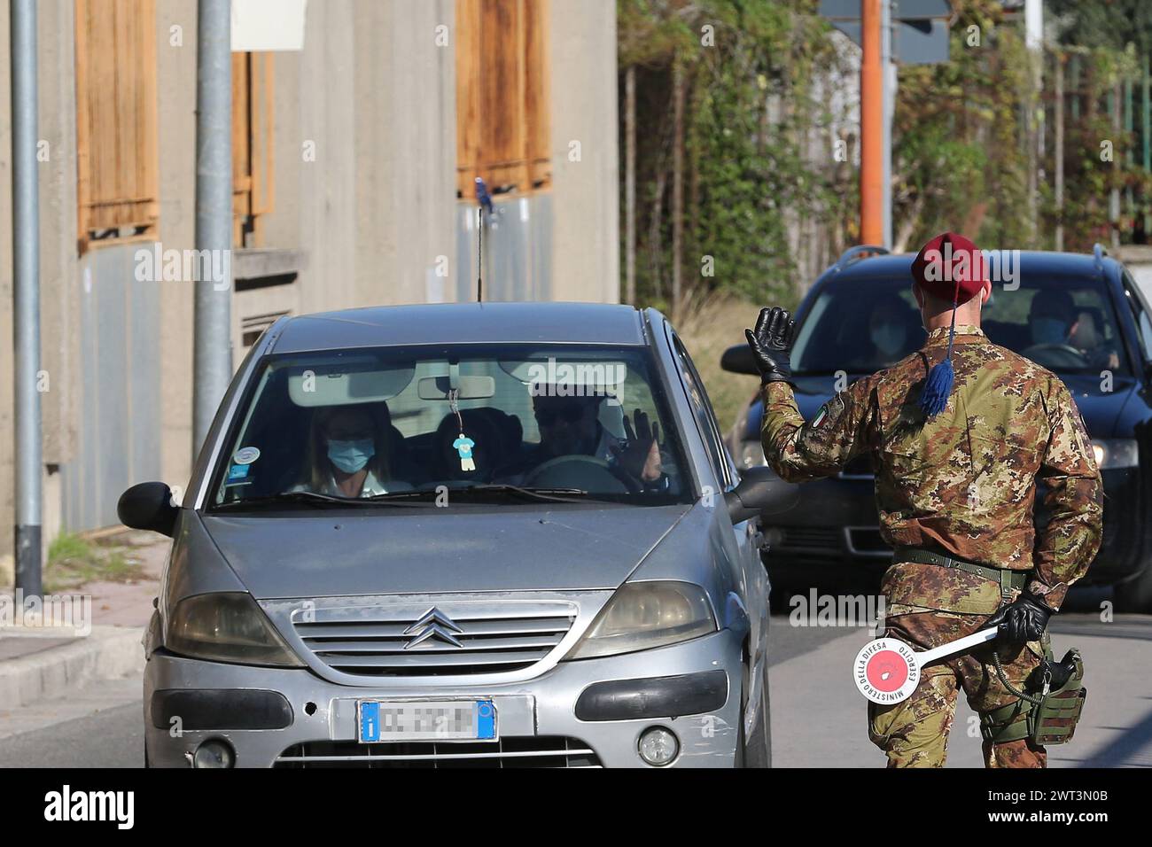 Un soldat vérifie une voiture à une porte dans la ville d'Arzano, déclarée zone rouge par la région de Campanie, en raison du nombre élevé de personnes infectées par le Banque D'Images