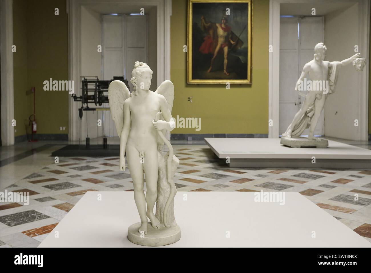 La statue de 'Cupidon ailé' par le sculpteur Canova, à l'intérieur de l'exposition au Musée archéologique de Naples. Banque D'Images