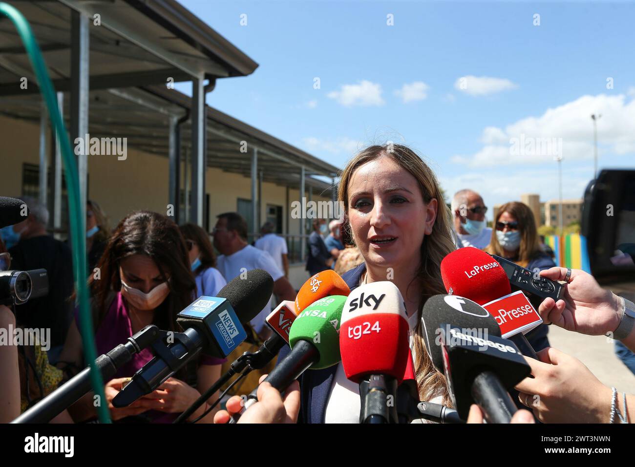 Emanuela Belcuore, la garante des prisonniers de Caserta, parle avec des journalistes devant la prison de Santa Maria Capua Vetere, 'Francesco Banque D'Images