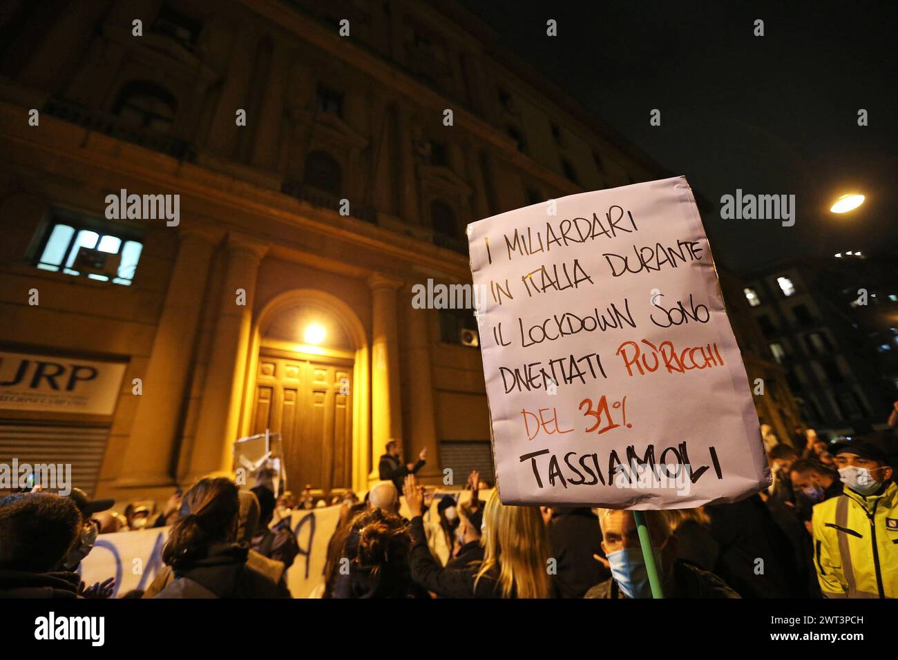 Les gens avec des pancartes protestent, devant le bâtiment de la Regione Campania, contre les mesures de confinement partielles du gouvernement italien et régional, Tak Banque D'Images