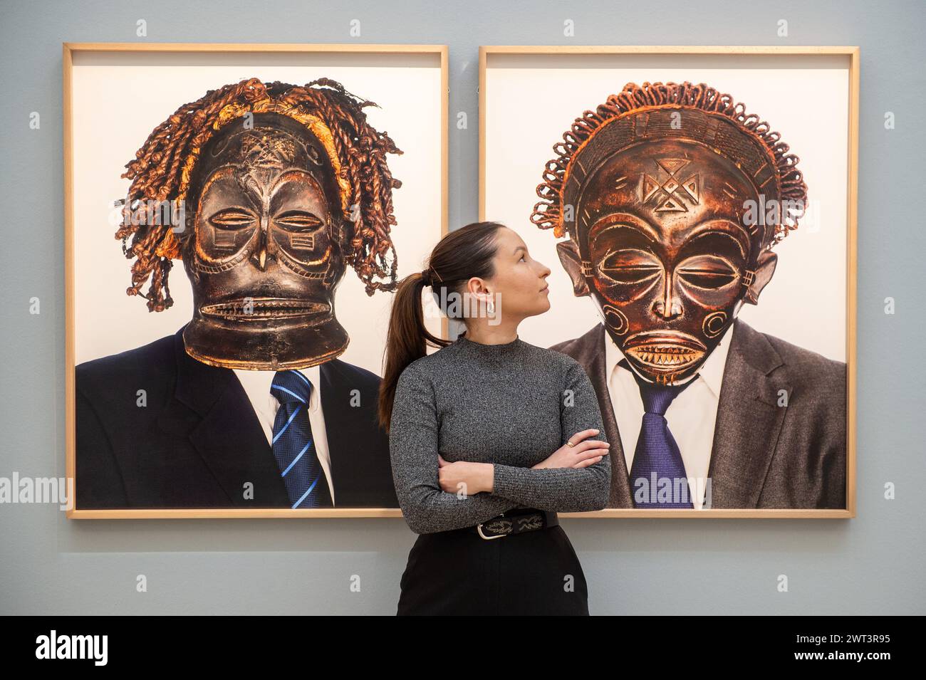 Londres, Angleterre, Royaume-Uni. 15 mars 2024. Un membre du personnel de Sotheby's regarde Edson Chagas 'Jacinto P. Muafumba, Luanda 2012' & 'Moises F. Baribanga, Luanda 2012', série Tipo passe, avec une valeur estimée de 5 000 - 7 000 GBP lors d'une avant-première de presse de l'exposition d'art africain moderne et contemporain à Sotheby's, Londres. (Crédit image : © Thomas Krych/ZUMA Press Wire) USAGE ÉDITORIAL SEULEMENT! Non destiné à UN USAGE commercial ! Crédit : ZUMA Press, Inc/Alamy Live News Banque D'Images