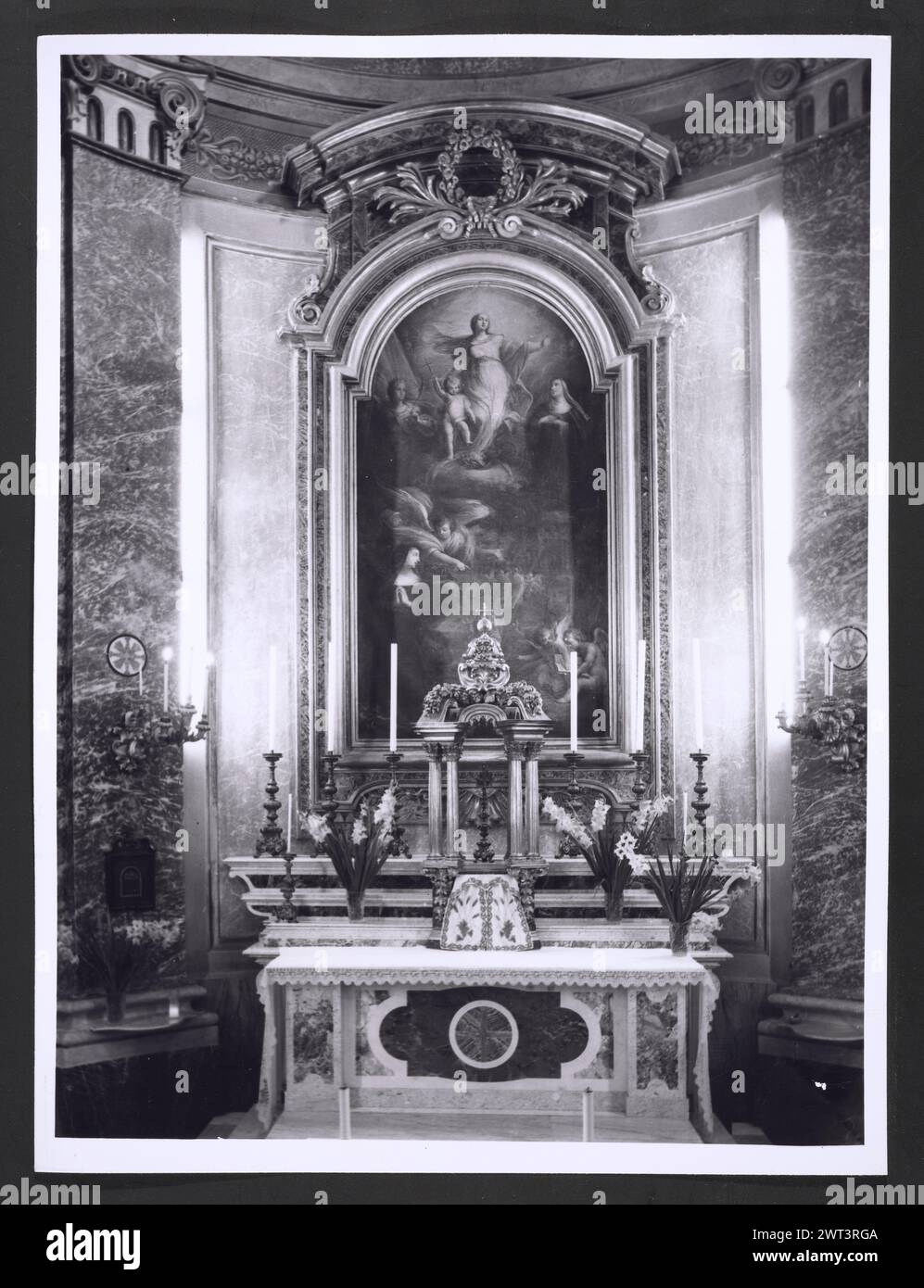 Ombrie Terni Calvi dell'Ombria S. Antonio9. Hutzel, Max 1960-1990 vues extérieures et intérieures de l'église ; peintures et sculptures intérieures de la haute Renaissance et baroque ; un rare groupe sculptural sculpté en bois de 30 figures datant du milieu du XVIe siècle. Notes de l'objet : Hutzel a tourné cette campagne en 1984. Photographe et érudit d'origine allemande Max Hutzel (1911-1988) photographié en Italie du début des années 1960 jusqu'à sa mort. Le résultat de ce projet, désigné par Hutzel comme Foto Arte Minore, est une documentation approfondie du développement historique de l'art en Italie jusqu'au XVIIIe siècle, y compris obje Banque D'Images