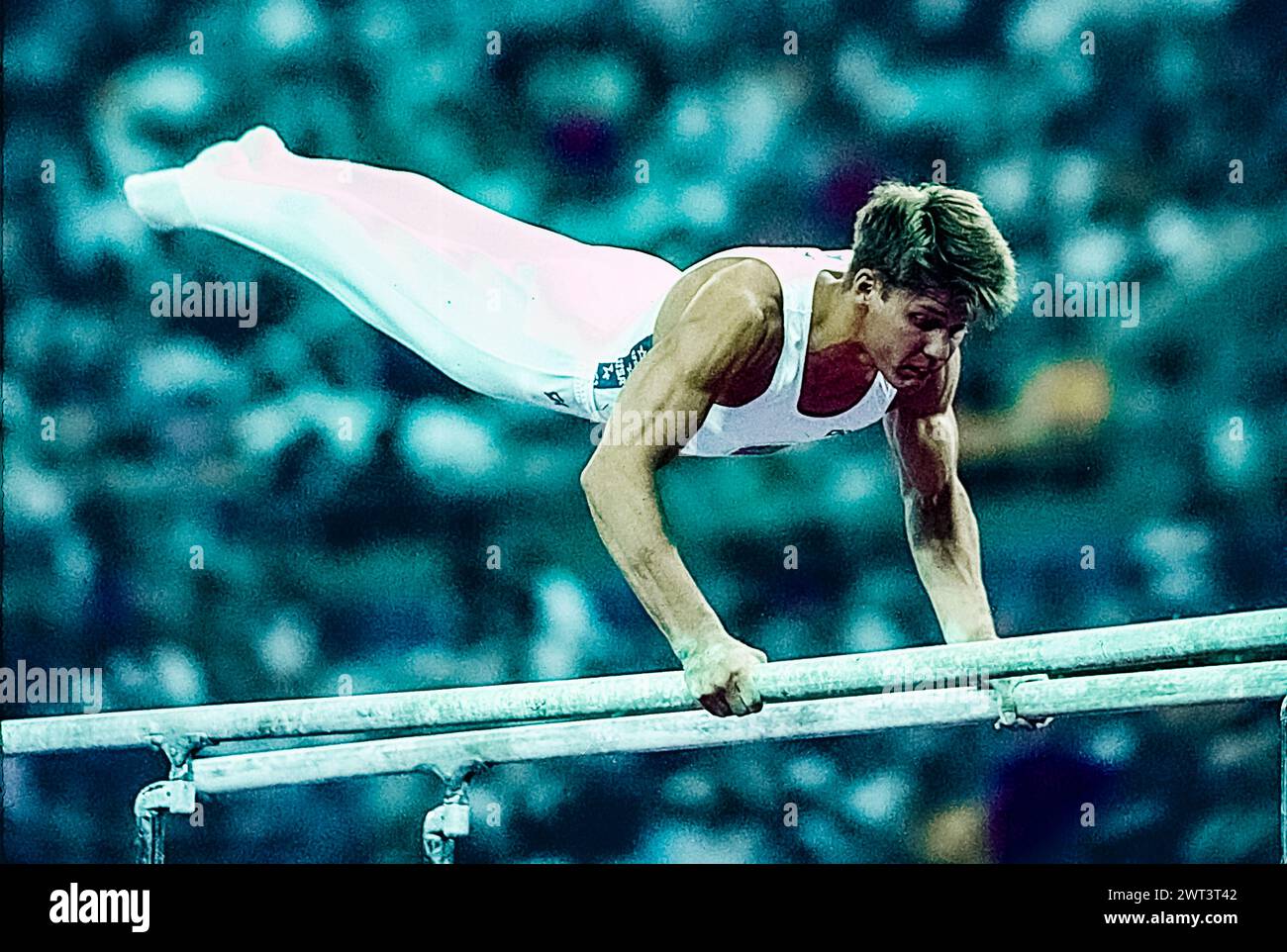 Chris Wallwer (États-Unis) en compétition dans l'équipe artistique masculine de gymnastique générale aux Jeux Olympiques d'été de 1992. Banque D'Images