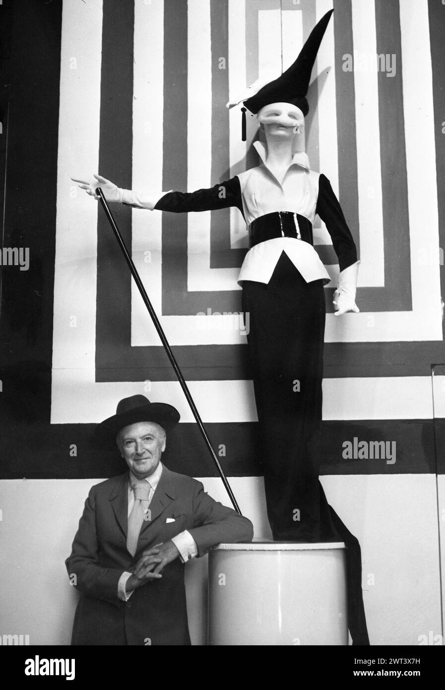 Sir Cecil Beaton avec le costume qu'il a conçu pour Audrey Hepburn dans la comédie musicale My Fair Lady de 1964 Banque D'Images