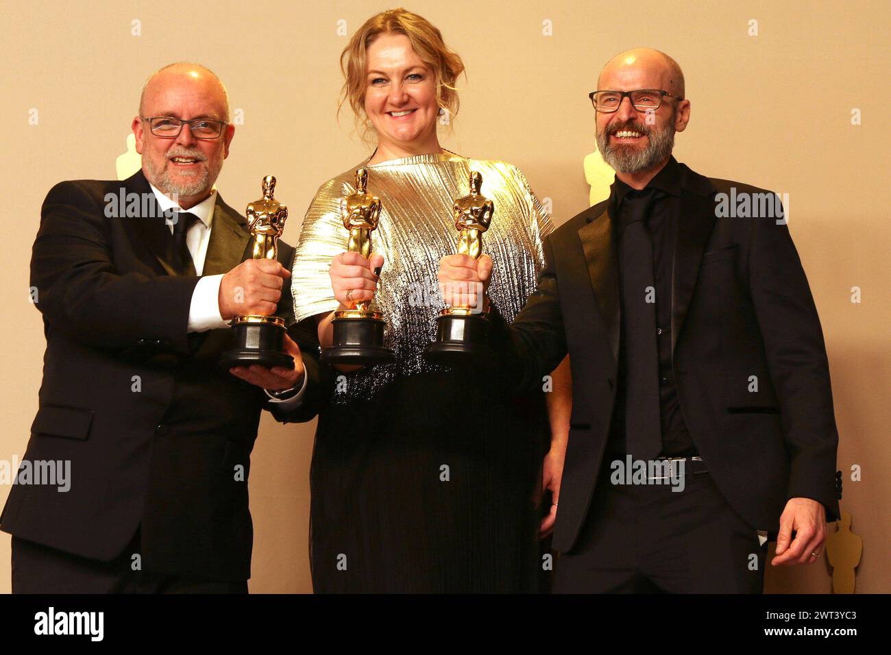 Mark Coulier, Nadia Stacey und Josh Weston mit den Oscars für das beste make-up und die besten Frisuren BEI Poor Things im Press Room der Oscar Verleihung 2024 / 96e Annual Academy Awards im Dolby Theatre. Los Angeles, 10.03.2024 *** Mark Coulier, Nadia Stacey et Josh Weston avec les Oscars du meilleur maquillage et des meilleures coiffures à Poor Things in the Press Room à la 2024 96e cérémonie annuelle des oscars au Dolby Theatre Los Angeles, 10 03 2024 Foto:XJ.xBlocx/xFuturexImagex oscars pressroom 4342 Banque D'Images