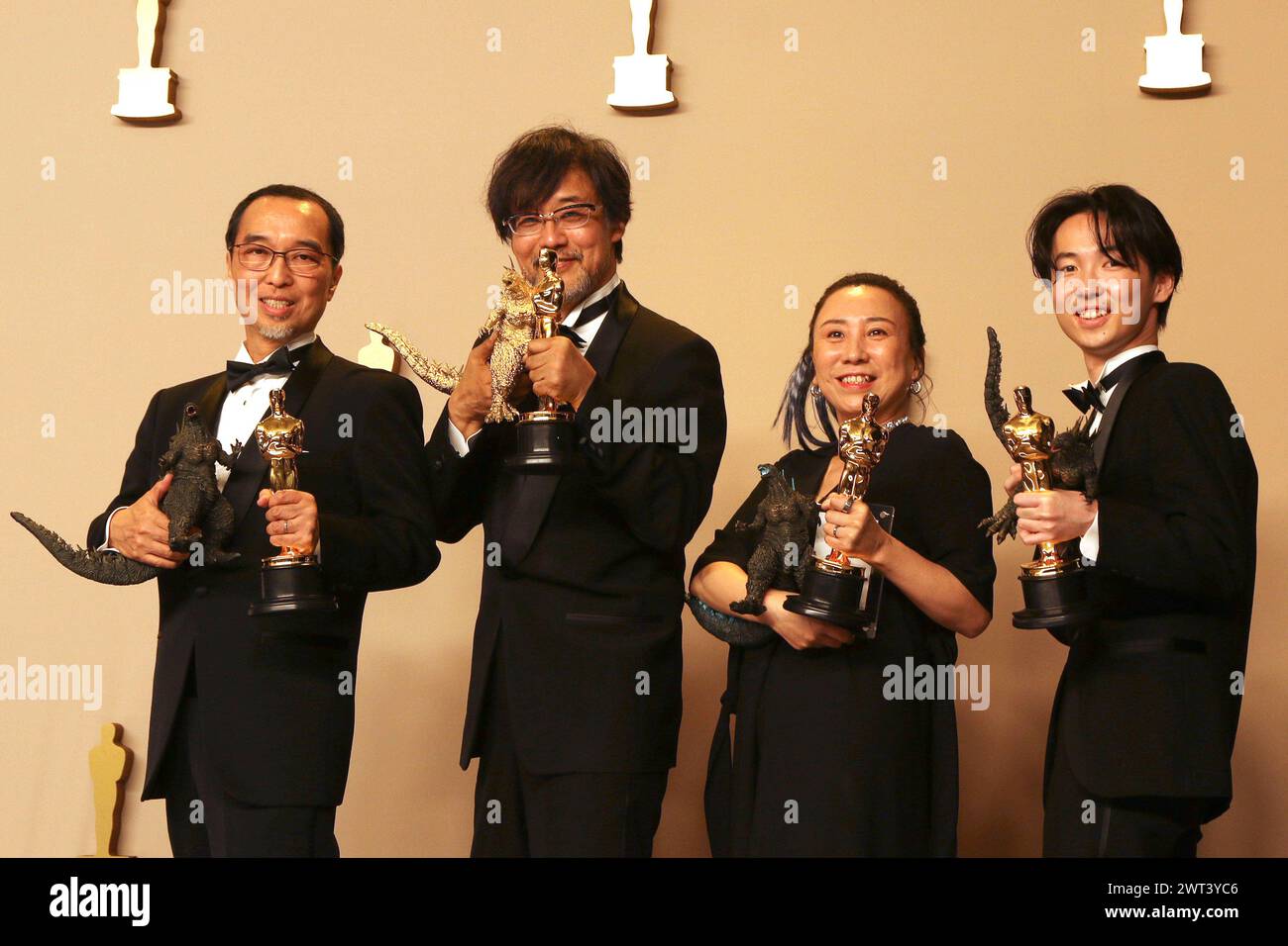 Masaki Takahashi, Takashi Yamazaki, Kiyoko Shibuya und Tatsuji Nojima mit den Oscars für die besten visuellen Effekte BEI Godzilla MINUS One im Press Room der Oscar Verleihung 2024 / 96th Annual Academy Awards im Dolby Theatre. Los Angeles, 10.03.2024 *** Masaki Takahashi, Takashi Yamazaki, Kiyoko Shibuya et Tatsuji Nojima avec les oscars du meilleur effet visuel pour Godzilla MINUS One dans la salle de presse de la 2024 96e cérémonie annuelle des oscars au Dolby Theatre Los Angeles, 10 03 2024 Foto:XJ.xBlocx/xFutupressrexImagex oscars_room_4346 Banque D'Images