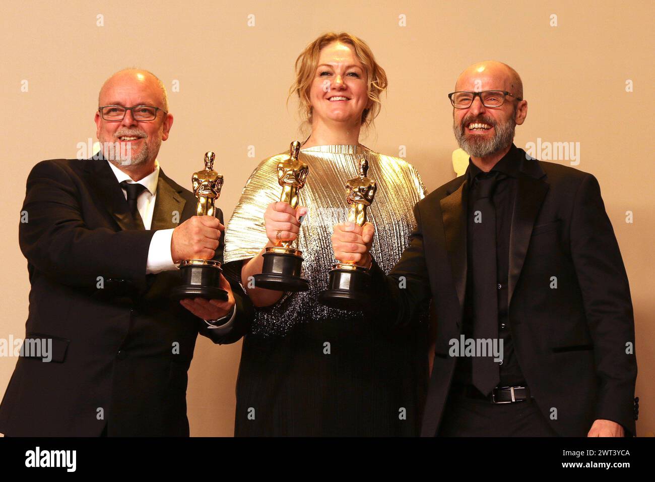 Mark Coulier, Nadia Stacey und Josh Weston mit den Oscars für das beste make-up und die besten Frisuren BEI Poor Things im Press Room der Oscar Verleihung 2024 / 96e Annual Academy Awards im Dolby Theatre. Los Angeles, 10.03.2024 *** Mark Coulier, Nadia Stacey et Josh Weston avec les Oscars du meilleur maquillage et des meilleures coiffures à Poor Things in the Press Room à la 2024 96e cérémonie annuelle des oscars au Dolby Theatre Los Angeles, 10 03 2024 Foto:XJ.xBlocx/xFuturexImagex oscars pressroom 4341 Banque D'Images