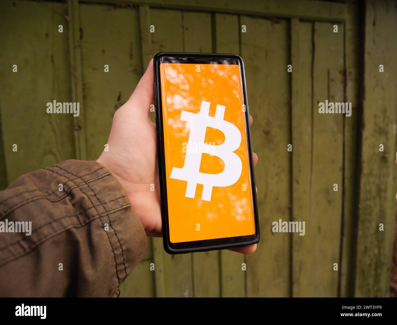 Symbole Bitcoin affiché sur un écran de smartphone. BTC est une crypto-monnaie du monde de la crypto-monnaie. Banque D'Images