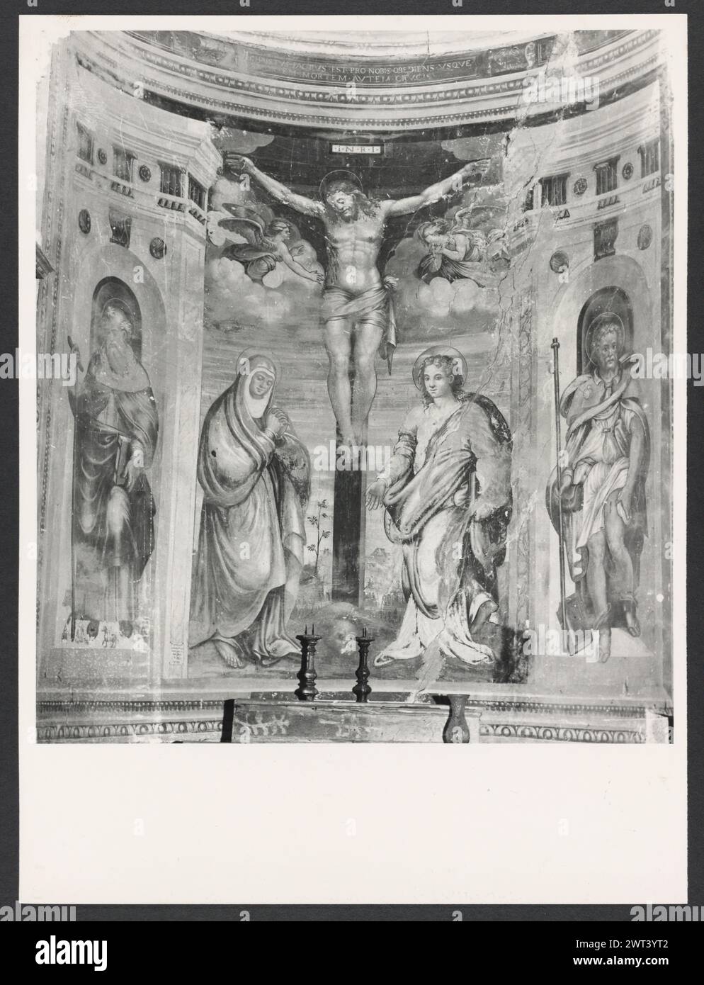 Ombrie Pérouse Norcia Madonna della Neve6. Hutzel, Max 1960-1990 vues de la campagne environnante ; vues extérieures avec détails capitales ; vues intérieures de coupole octogonale, autels, et détails fresques par les frères Angelucci. Notes générales : il n'y a pas de négatifs pour cette séquence de monuments. Photographe et érudit d'origine allemande Max Hutzel (1911-1988) photographié en Italie du début des années 1960 jusqu'à sa mort. Le résultat de ce projet, désigné par Hutzel comme Foto Arte Minore, est une documentation approfondie du développement historique de l'art en Italie jusqu'au XVIIIe siècle, y compris des objets du Banque D'Images