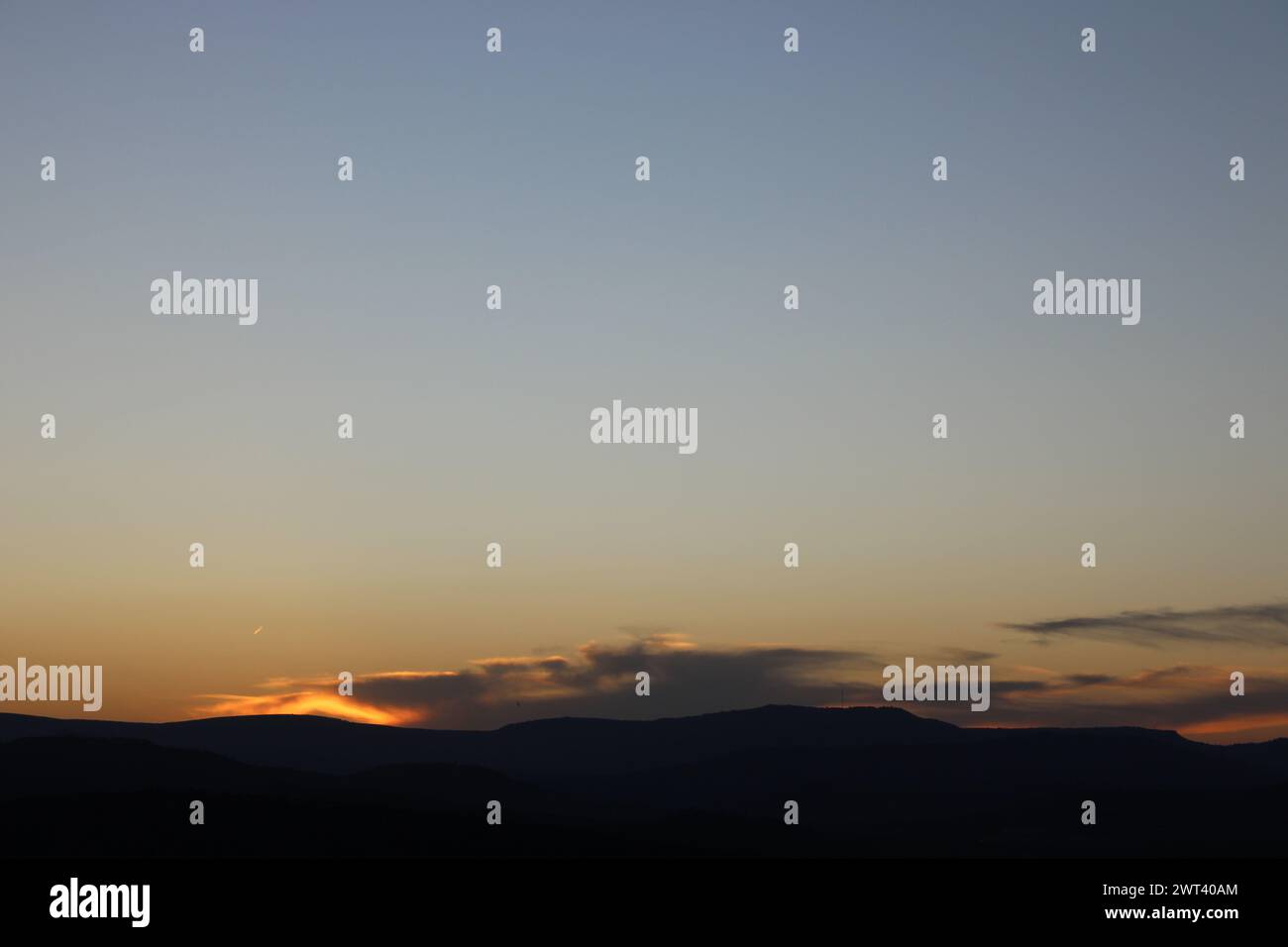 Magnifiques couchers de soleil africains pris dans le Lowveld Mpumalanga. Les teintes dorées et le ciel africain s'enflamment : explorez la magie du coucher de soleil au cœur de l'Afrique Banque D'Images