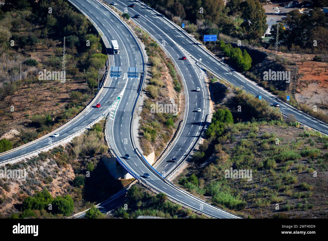 Bifurcation de routes sur l'autoroute A44 qui vient de Grenade à la côte tropicale, en direction d'Almeria et Malaga. Banque D'Images