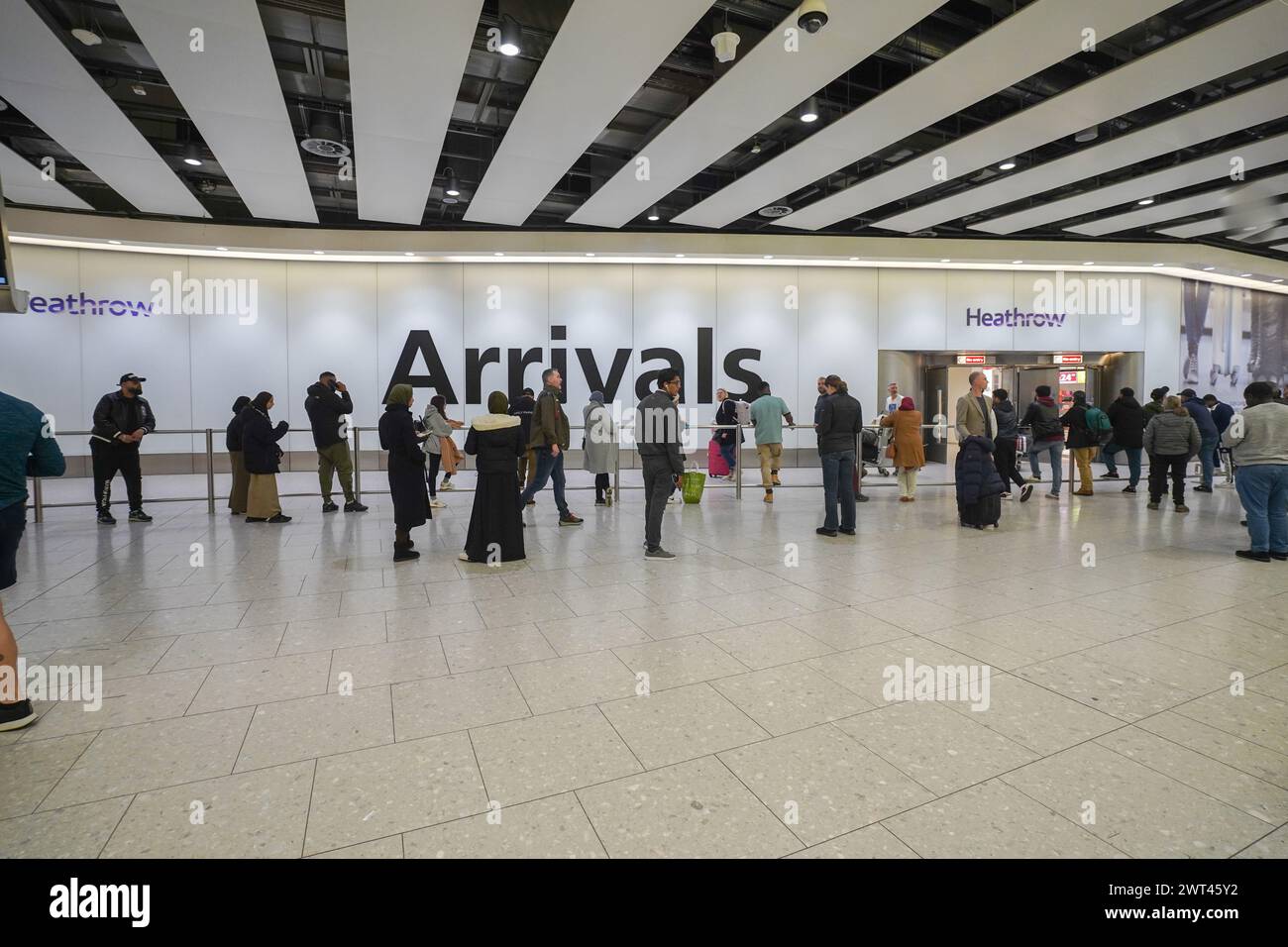 Londres, Royaume-Uni 15 mars 2024 . Voyageurs arrivant au terminal 4 d'Heathrow aujourd'hui. Une faille majeure dans la base de données d'immigration du Home Office a causé des retards dans le traitement des demandes d'immigration affectant plus que le statut d'immigration de 76 000 personnes qui ont été inscrites avec des noms et des photographies incorrects. Credit : amer Ghazzal/Alamy Live News Banque D'Images