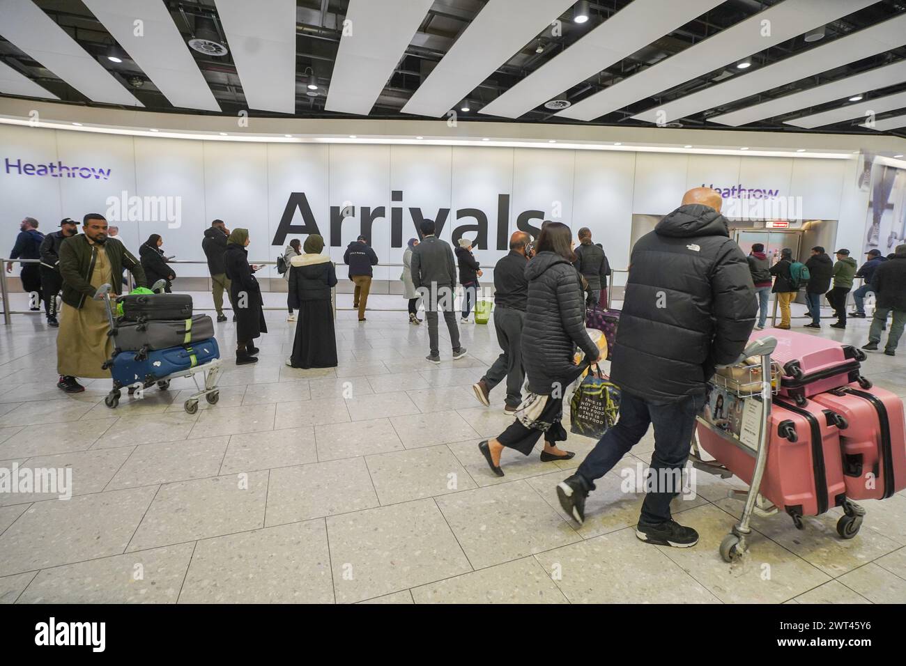 Londres, Royaume-Uni 15 mars 2024 . Voyageurs arrivant au terminal 4 d'Heathrow aujourd'hui. Une faille majeure dans la base de données d'immigration du Home Office a causé des retards dans le traitement des demandes d'immigration affectant plus que le statut d'immigration de 76 000 personnes qui ont été inscrites avec des noms et des photographies incorrects. Credit : amer Ghazzal/Alamy Live News Banque D'Images