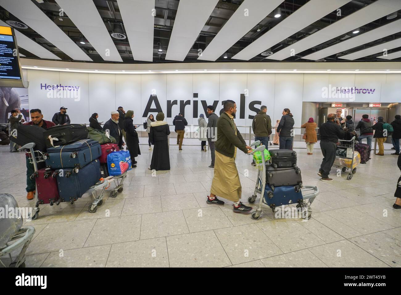 Londres, Royaume-Uni 15 mars 2024 . Voyageurs arrivant au terminal 4 d'Heathrow aujourd'hui. Une faille majeure dans la base de données d'immigration du Home Office a causé des retards dans le traitement des demandes d'immigration affectant plus que le statut d'immigration de 76 000 personnes qui ont été inscrites avec des noms et des photographies incorrects. Credit : amer Ghazzal/Alamy Live News Banque D'Images