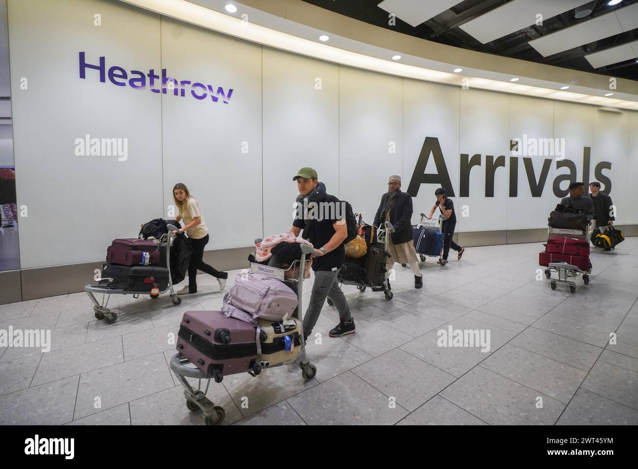 Londres, Royaume-Uni 15 mars 2024 . Voyageurs arrivant au terminal 4 d'Heathrow aujourd'hui. Une faille majeure dans la base de données d'immigration du Home Office a causé des retards dans le traitement des demandes d'immigration affectant plus que le statut d'immigration de 76 000 personnes qui ont été inscrites avec des noms et des photographies incorrects. Credit : amer Ghazzal/Alamy Live News Banque D'Images