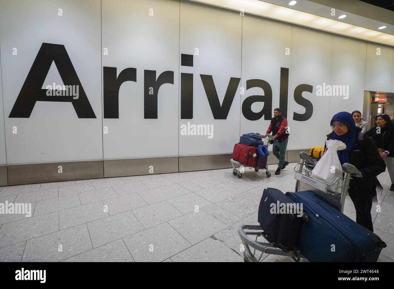 Londres, Royaume-Uni 15 mars 2024 . Voyageurs arrivant au terminal 4 d'Heathrow aujourd'hui. Une faille majeure dans la base de données d'immigration du Home Office a causé des retards dans le traitement des demandes d'immigration affectant plus que le statut d'immigration de 76 000 personnes qui ont été inscrites avec des noms et des photographies incorrects. Credit : amer Ghazzal/Alamy Live News Banque D'Images