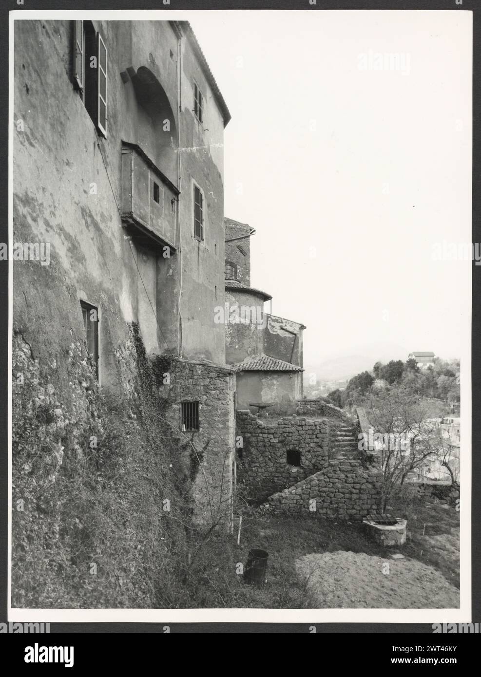 Lazio Roma Subiaco Rocca Abbaziale. Hutzel, Max 1960-1990 vue extérieure lointaine et rapprochée du château, des portails, des crêtes papales. Vues intérieures du hall d'entrée, de la chapelle, de l'Appartamento dei Colonna, de l'Appartamento di Pio VI et de la Camara di Pio VI, avec de nombreuses vues détaillées des fresques du plafond et des murs. Remarques générales : vues 1-7 extraites et classées séparément sous vues générales. Photographe et érudit d'origine allemande Max Hutzel (1911-1988) photographié en Italie du début des années 1960 jusqu'à sa mort. Le résultat de ce projet, désigné par Hutzel comme Foto Arte Minore, est une documentation approfondie de l'art. Banque D'Images