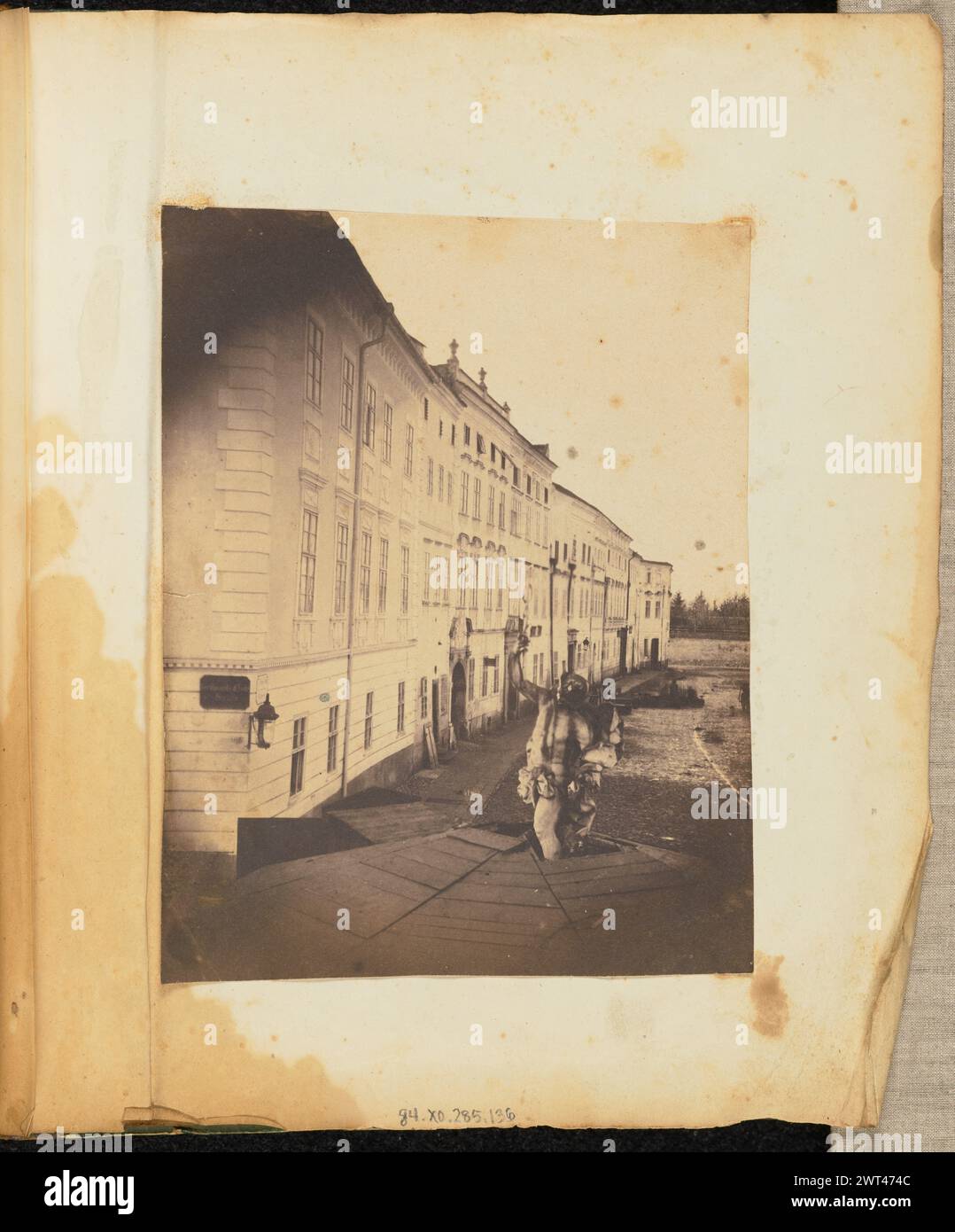 Fontaine de mercure, Olomouc. Jakob Höflinger, photographe (Suisse, 1819 - 1898) vers 1854–1855 Une vue donnant sur une rue à Olomouc. La statue de Mercure surplombant la fontaine de Mercure est visible au premier plan. Le reste de la fontaine semble recouvert de planches de bois. La statue représente Mercure élevant un caducée au-dessus de sa tête. Banque D'Images