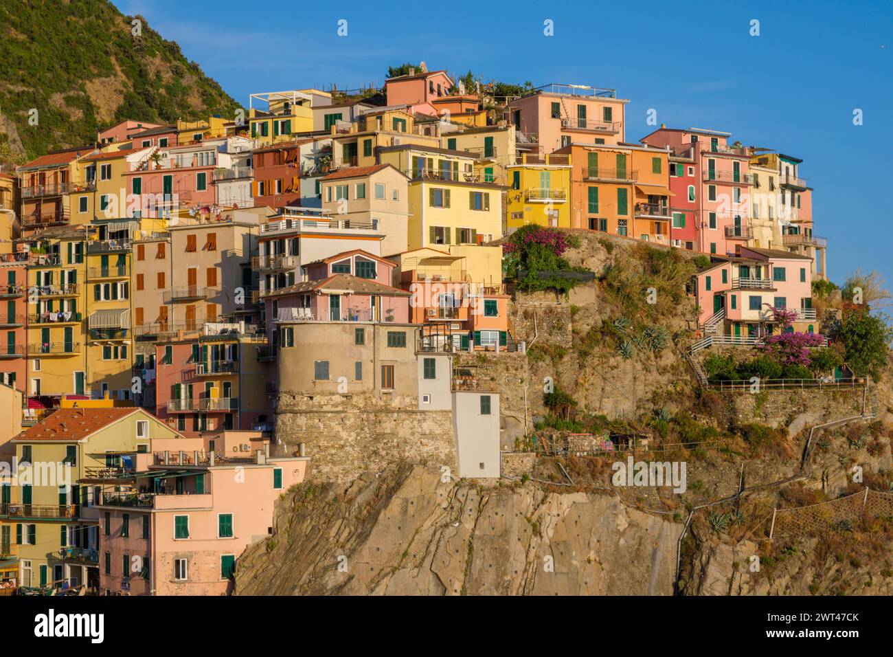Manarola, IT - 26 juillet 2023 : maisons colorées dans le village de Manarola pendant l'heure d'or Banque D'Images