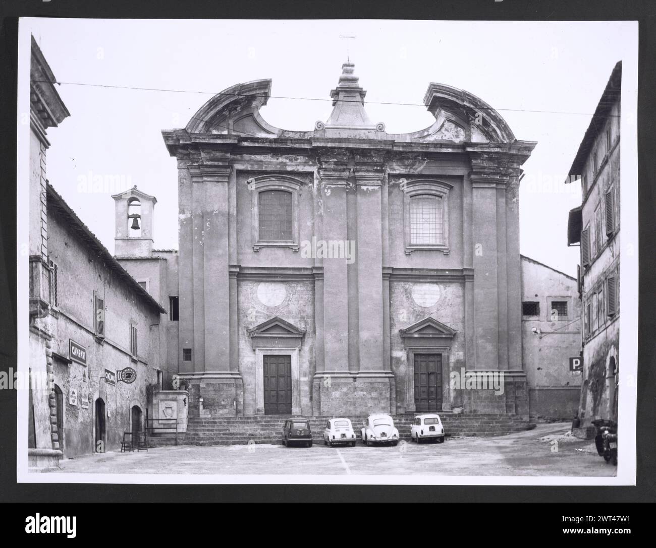 Ombrie Terni Calvi dell'Ombria S. Antonio. Hutzel, Max 1960-1990 vues extérieures et intérieures de l'église ; peintures et sculptures intérieures de la haute Renaissance et baroque ; un rare groupe sculptural sculpté en bois de 30 figures datant du milieu du XVIe siècle. Notes de l'objet : Hutzel a tourné cette campagne en 1984. Photographe et érudit d'origine allemande Max Hutzel (1911-1988) photographié en Italie du début des années 1960 jusqu'à sa mort. Le résultat de ce projet, désigné par Hutzel comme Foto Arte Minore, est une documentation approfondie du développement historique de l'art en Italie jusqu'au XVIIIe siècle, y compris objec Banque D'Images