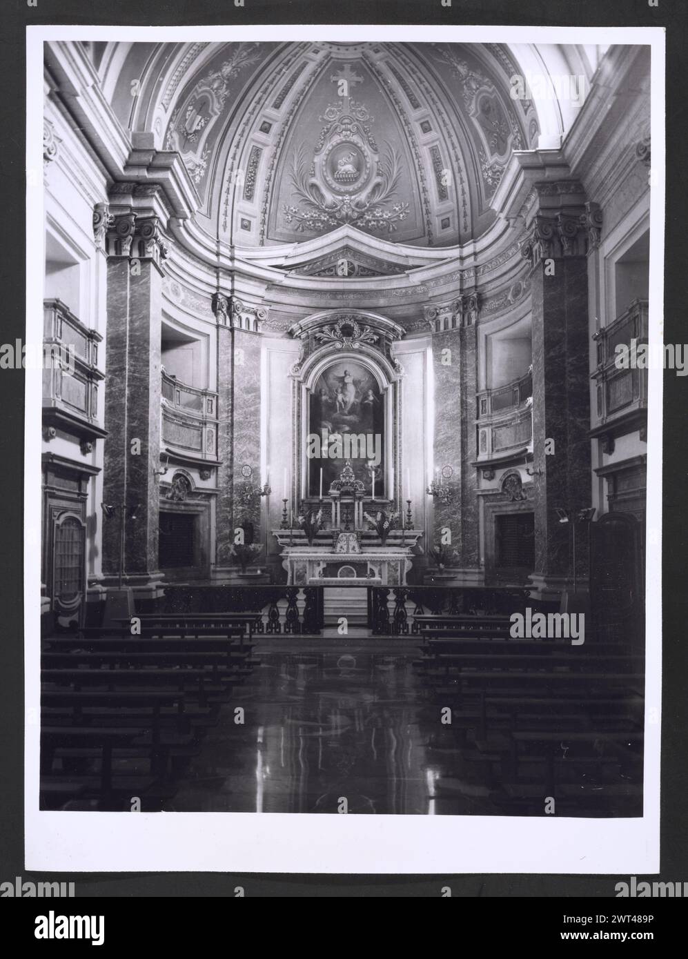 Ombrie Terni Calvi dell'Ombria S. Antonio. Hutzel, Max 1960-1990 vues extérieures et intérieures de l'église ; peintures et sculptures intérieures de la haute Renaissance et baroque ; un rare groupe sculptural sculpté en bois de 30 figures datant du milieu du XVIe siècle. Notes de l'objet : Hutzel a tourné cette campagne en 1984. Photographe et érudit d'origine allemande Max Hutzel (1911-1988) photographié en Italie du début des années 1960 jusqu'à sa mort. Le résultat de ce projet, désigné par Hutzel comme Foto Arte Minore, est une documentation approfondie du développement historique de l'art en Italie jusqu'au XVIIIe siècle, y compris objec Banque D'Images