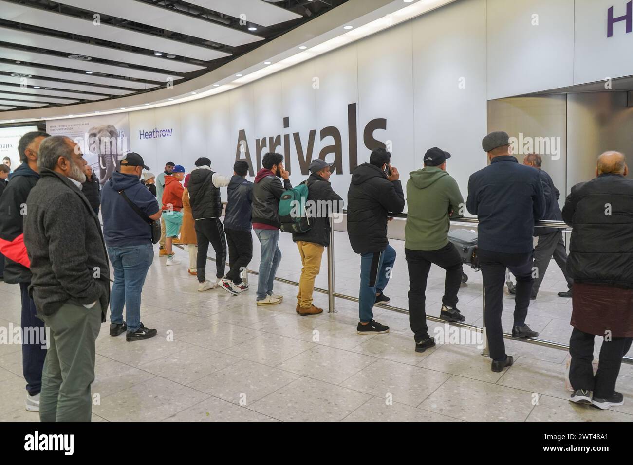 Londres, Royaume-Uni 15 mars 2024 . Voyageurs arrivant au terminal 4 d'Heathrow aujourd'hui. Une faille majeure dans la base de données de l'immigration du Home Office a causé dealys dans le traitement des demandes d'immigration affectant plus que le statut d'immigration de 76 000 personnes qui ont été inscrites avec des noms et des photogrpahs incorrects. Credit : amer Ghazzal/Alamy Live News Banque D'Images