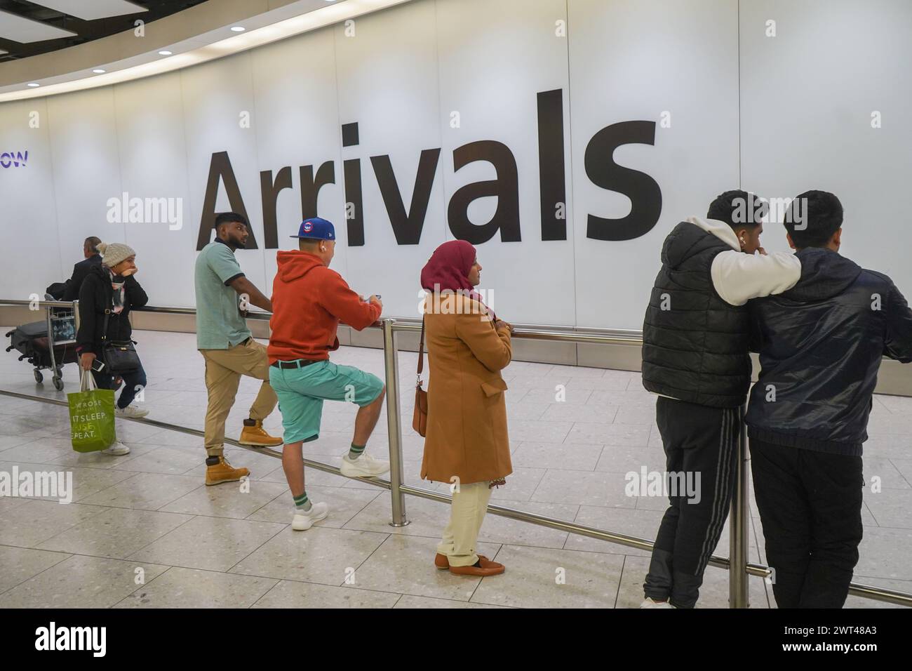 Londres, Royaume-Uni 15 mars 2024 . Voyageurs arrivant au terminal 4 d'Heathrow aujourd'hui. Une faille majeure dans la base de données de l'immigration du Home Office a causé dealys dans le traitement des demandes d'immigration affectant plus que le statut d'immigration de 76 000 personnes qui ont été inscrites avec des noms et des photogrpahs incorrects. Credit : amer Ghazzal/Alamy Live News Banque D'Images